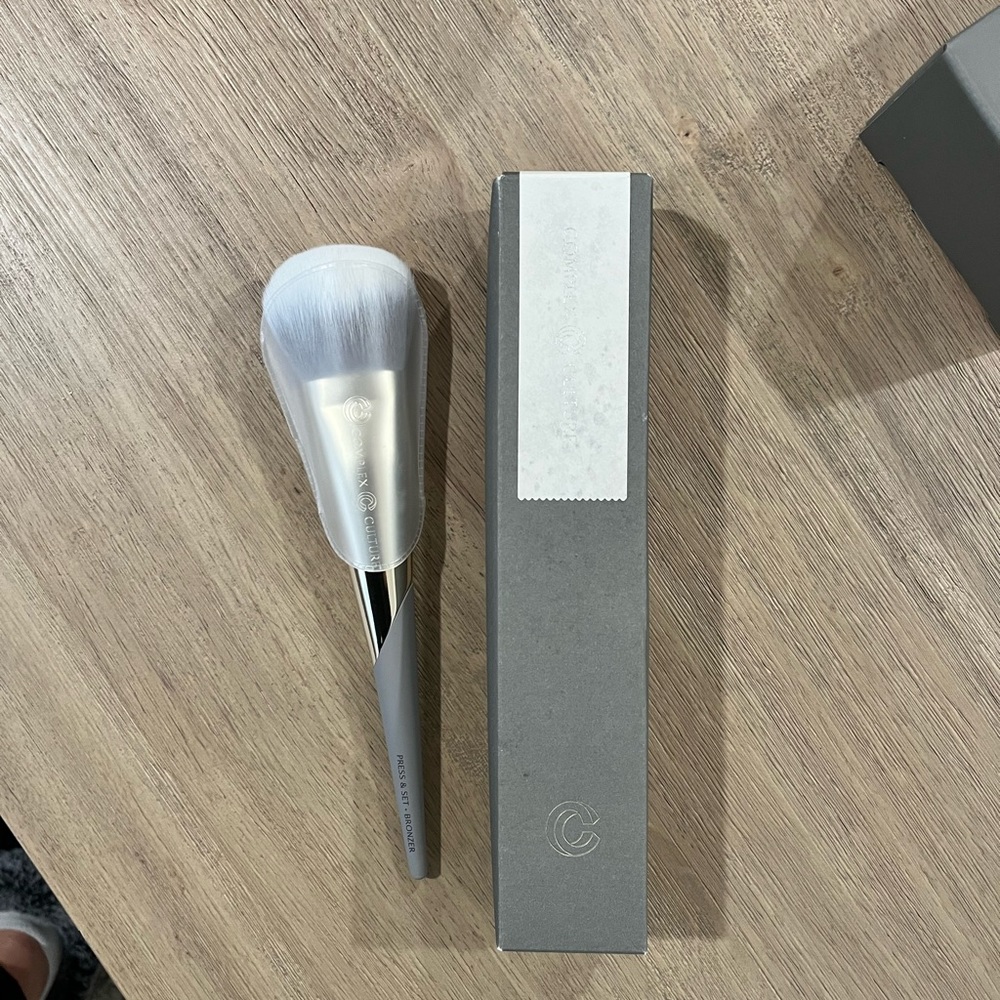 Complex Culture Bronzer Press and Set Brush